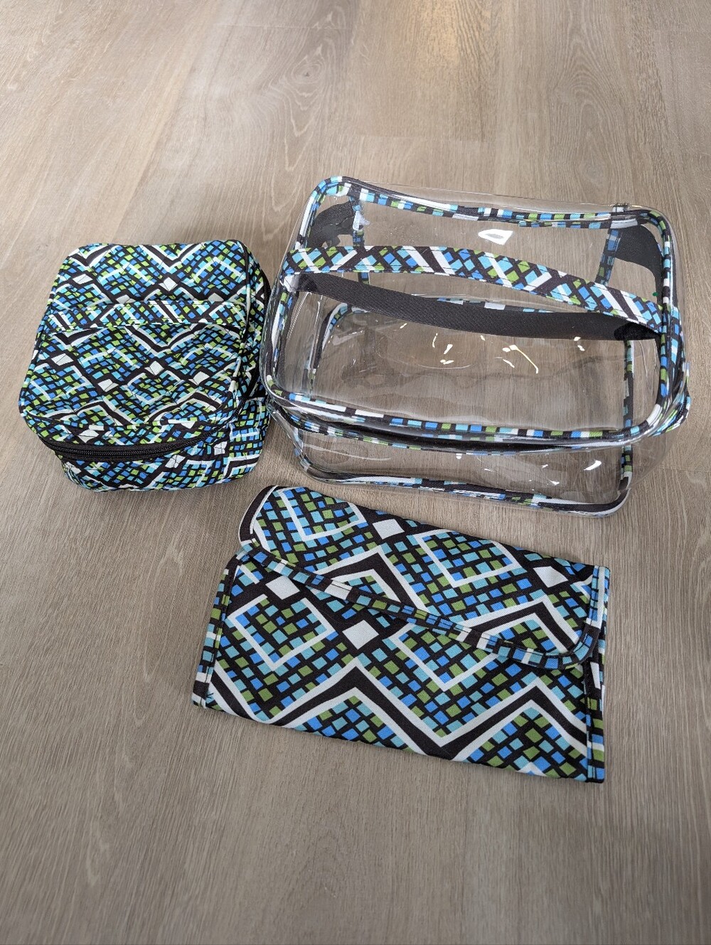 Vera Bradley Quilted Turquoise and White Geometric Cosmetic Bag Travel Set  Trio